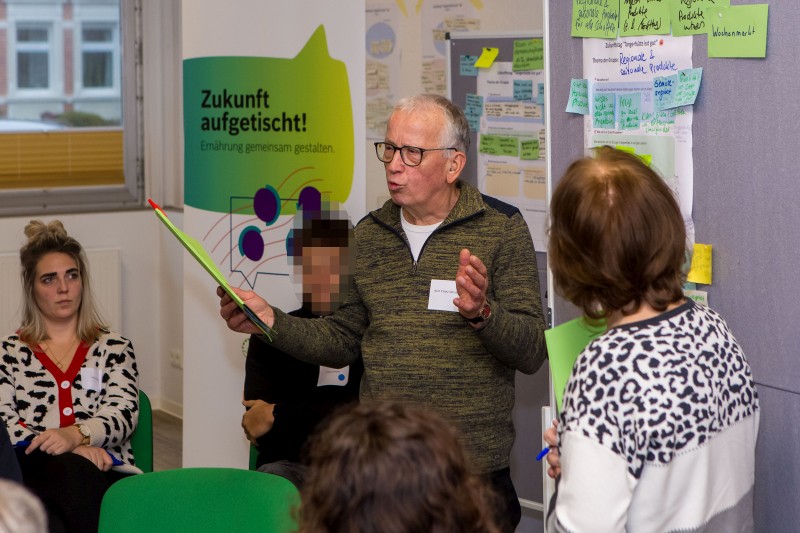 Teilnehmer präsentiert Ergebnisse