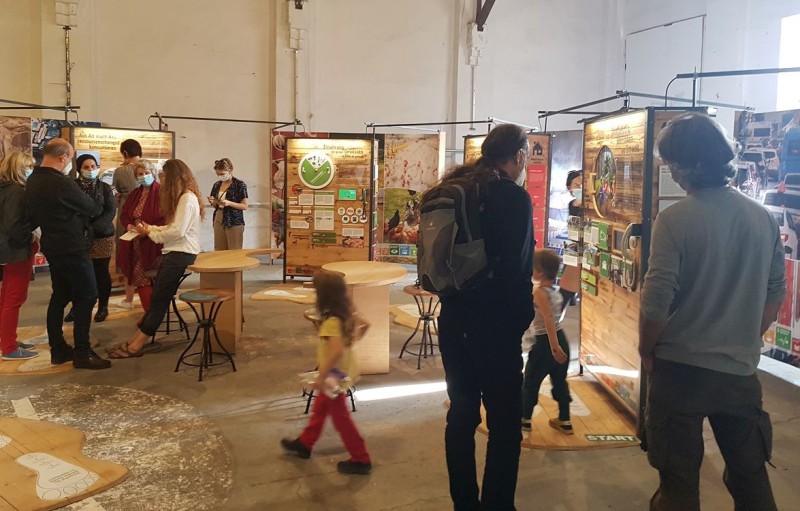 Blick auf die Ausstellung in der alten Turnhalle im Volkspark Halle